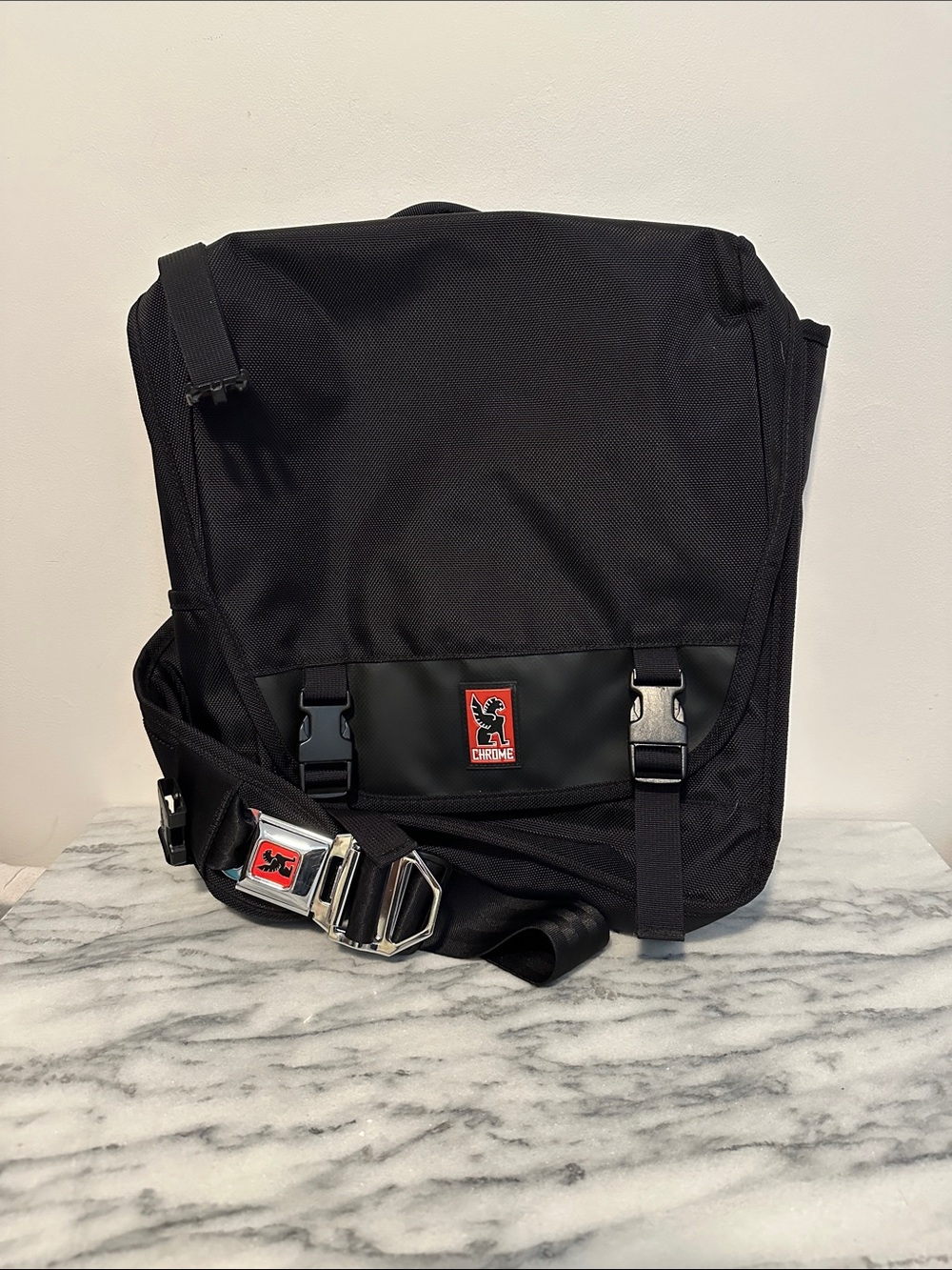 Chrome Industries Soma 2.0 Black Messenger Bag Seatbelt Buckle laptop school bag
